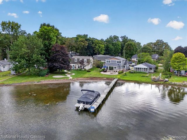 9749 Beverly Drive, Pinckney, MI 48169