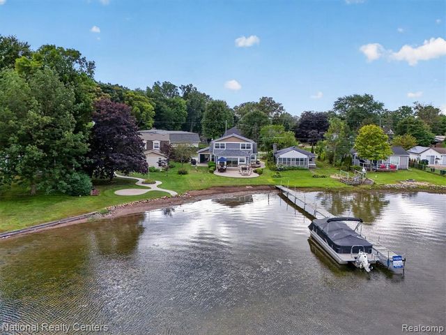 9749 Beverly Drive, Pinckney, MI 48169