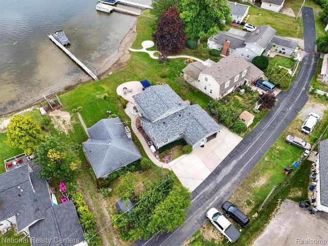 9749 Beverly Drive, Pinckney, MI 48169