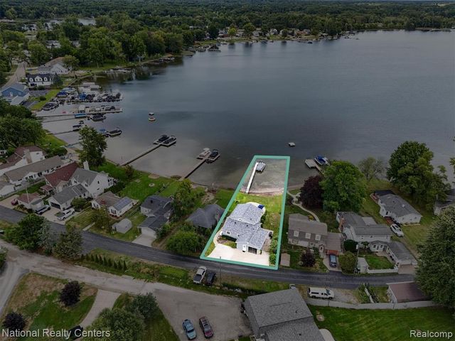 9749 Beverly Drive, Pinckney, MI 48169