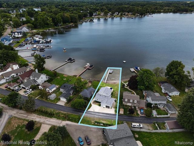 9749 Beverly Drive, Pinckney, MI 48169