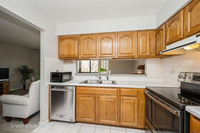 260 E Court Of Shorewood Court 4, Vernon Hills, IL 60061