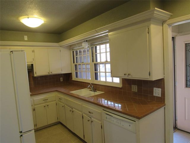9909 Sunnymeade Place, Oklahoma City, OK 73120