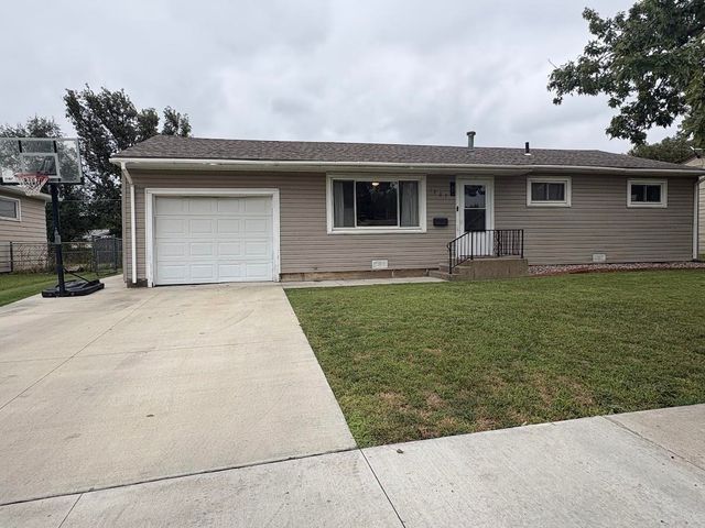 1607 Hickory St, Salina, KS 67401