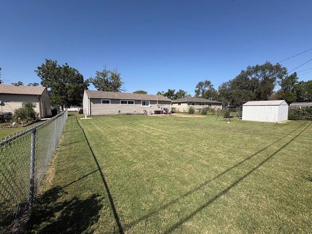 1607 Hickory St, Salina, KS 67401