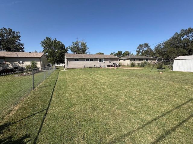 1607 Hickory St, Salina, KS 67401