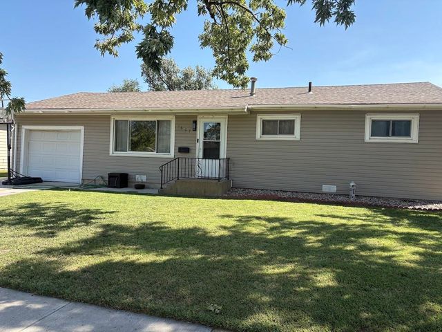 1607 Hickory St, Salina, KS 67401