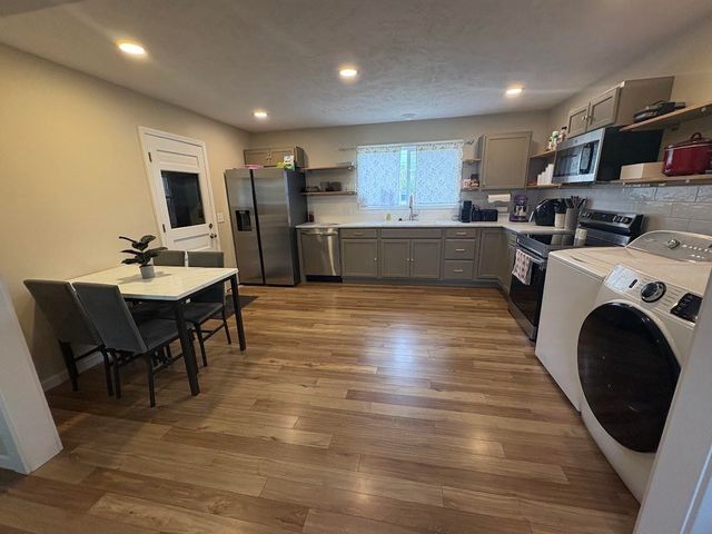 1607 Hickory St, Salina, KS 67401