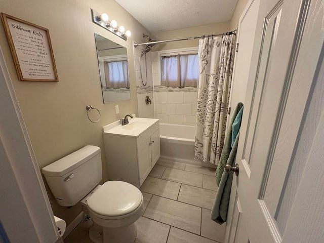 1607 Hickory St, Salina, KS 67401