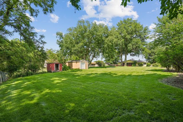 8512 Ridgewood Road, Rock Island, IL 61201