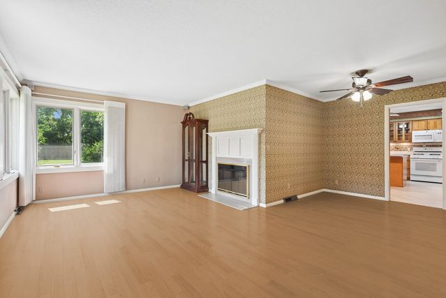 8512 Ridgewood Road, Rock Island, IL 61201