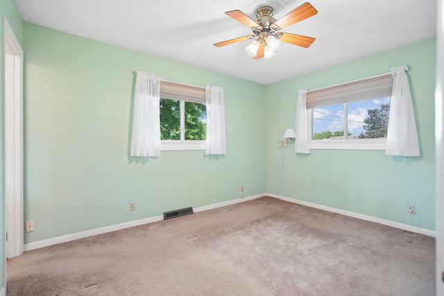 8512 Ridgewood Road, Rock Island, IL 61201