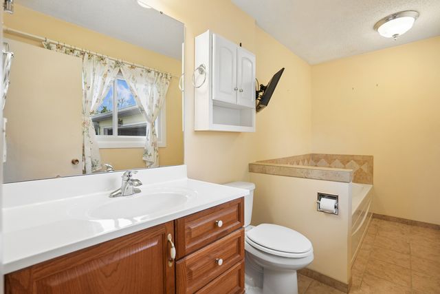 8512 Ridgewood Road, Rock Island, IL 61201
