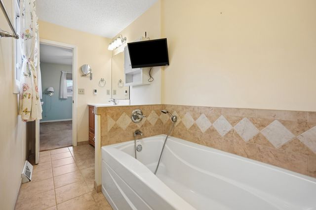 8512 Ridgewood Road, Rock Island, IL 61201