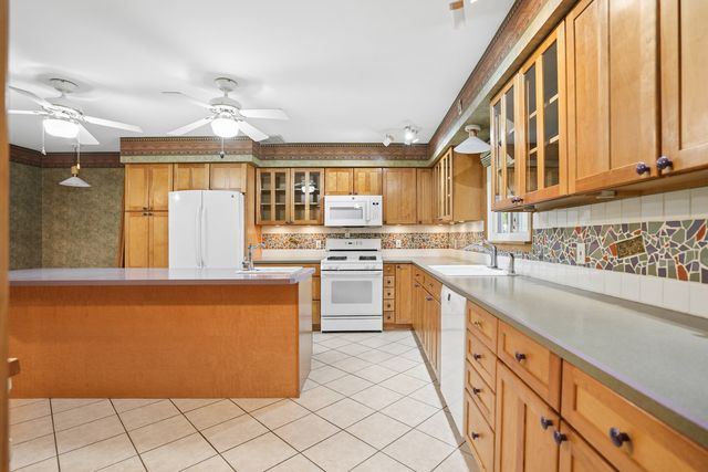 8512 Ridgewood Road, Rock Island, IL 61201
