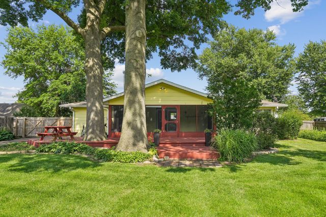 8512 Ridgewood Road, Rock Island, IL 61201
