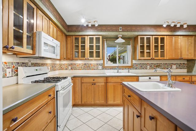 8512 Ridgewood Road, Rock Island, IL 61201