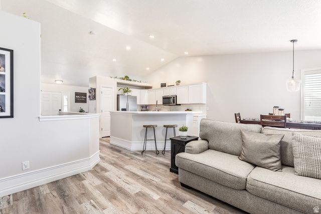 6627 W VALLEY OAK DR, West Jordan, UT 84081