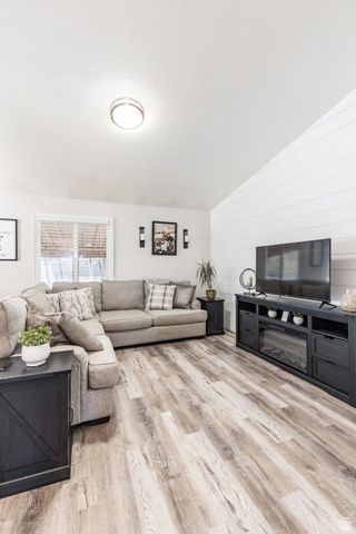 6627 W VALLEY OAK DR, West Jordan, UT 84081