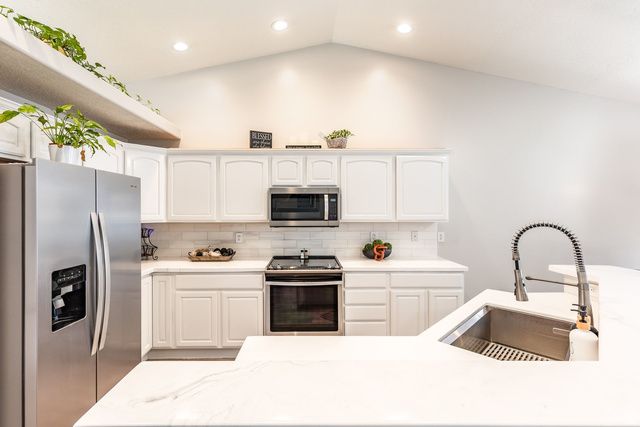 6627 W VALLEY OAK DR, West Jordan, UT 84081