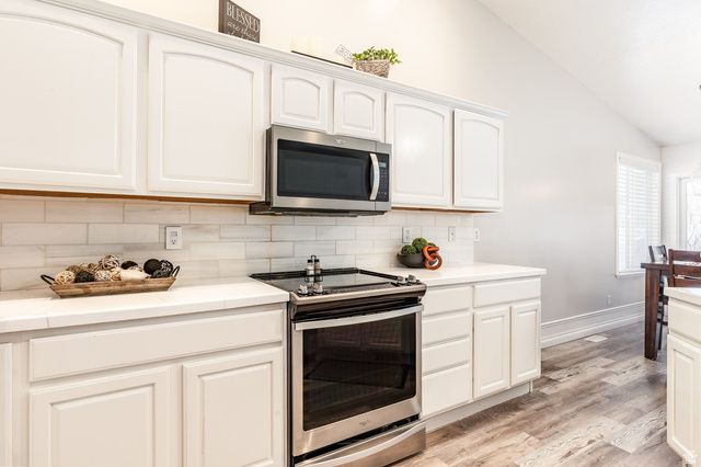 6627 W VALLEY OAK DR, West Jordan, UT 84081