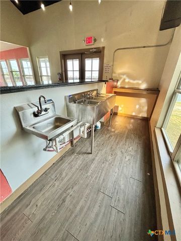 206 S Commerce Street, Port Lavaca, TX 77979