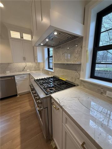 5325 W 72ND Street, Prairie Village, KS 66208