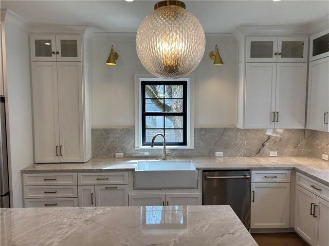 5325 W 72ND Street, Prairie Village, KS 66208