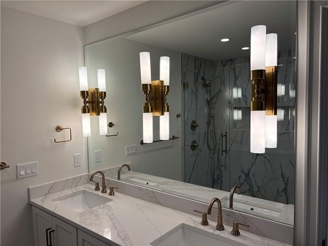 5325 W 72ND Street, Prairie Village, KS 66208