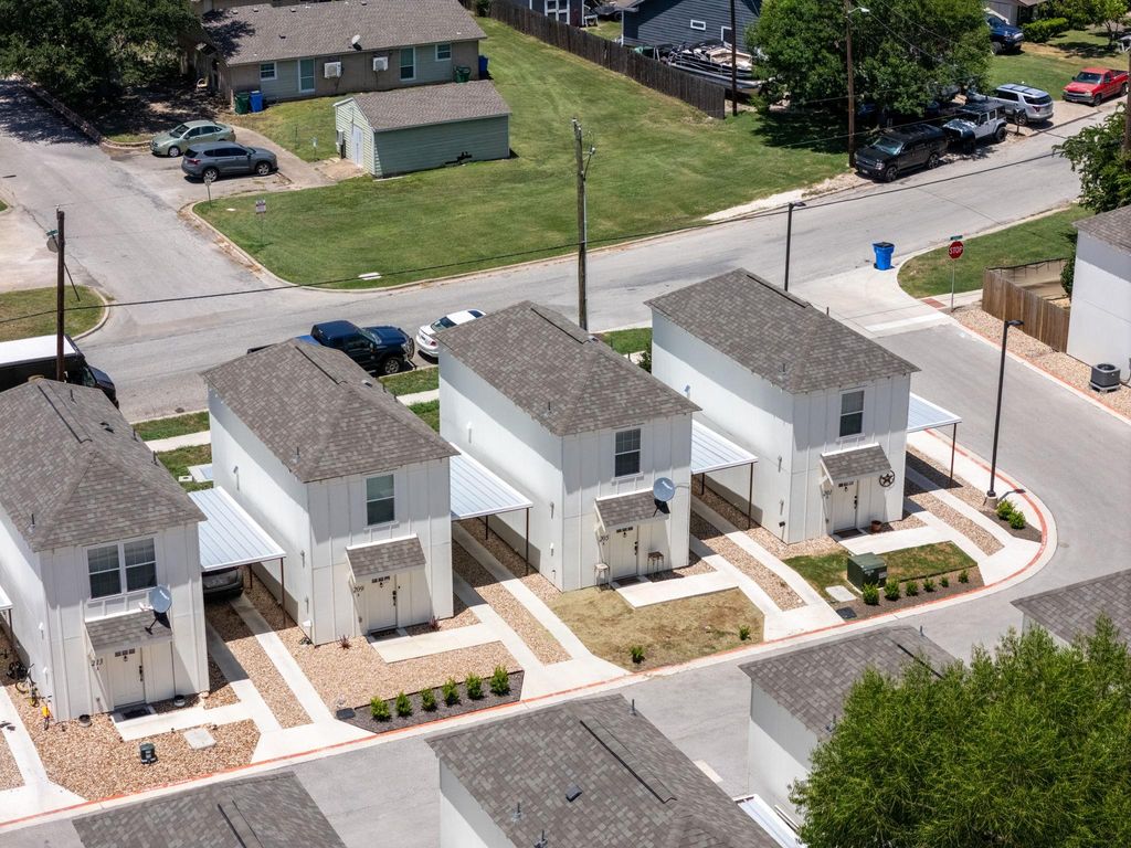 350 Debus DR 205 A, Taylor, TX 76574