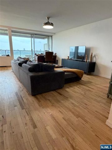 3 Horizon Road 821, Fort Lee, NJ 07024