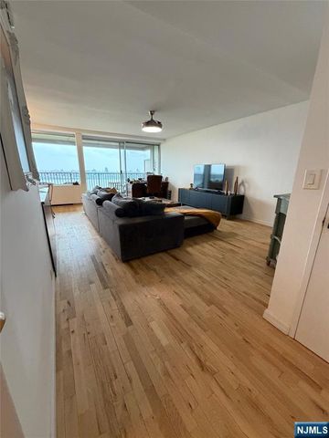 3 Horizon Road 821, Fort Lee, NJ 07024