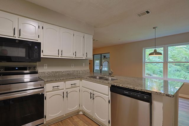 392 E Pine Street, Mary Esther, FL 32569