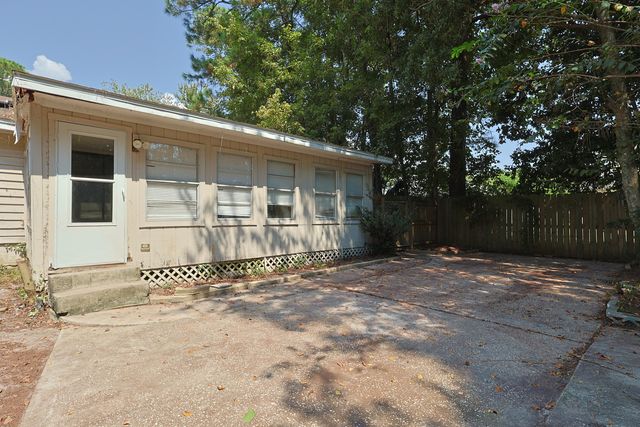 392 E Pine Street, Mary Esther, FL 32569