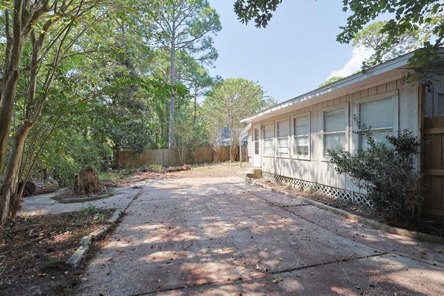 392 E Pine Street, Mary Esther, FL 32569