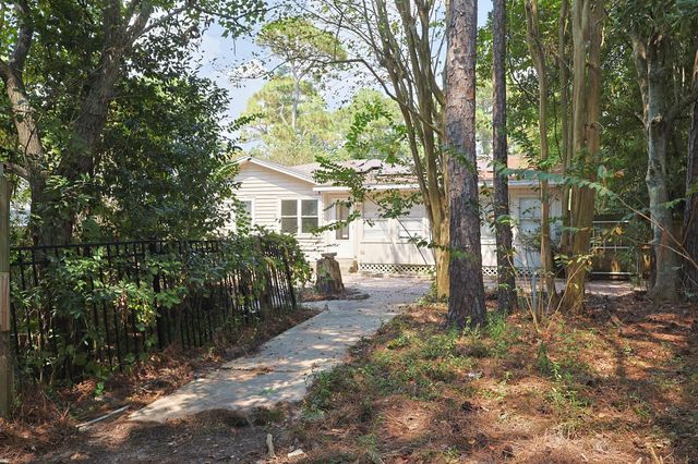 392 E Pine Street, Mary Esther, FL 32569