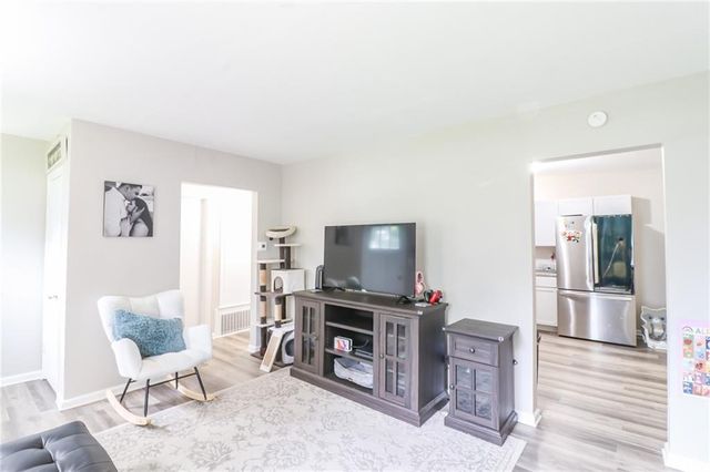 1007 Vest Drive, Warrensburg, MO 64093