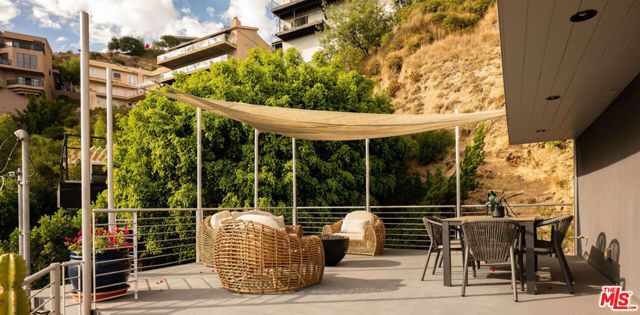 2158 Sunset Plaza Drive, Los Angeles, CA 90069