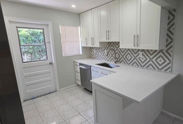 8-10 SE 12th St 2, Dania Beach, FL 33004
