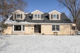 17 Camberley Court, Hinsdale, IL 60521