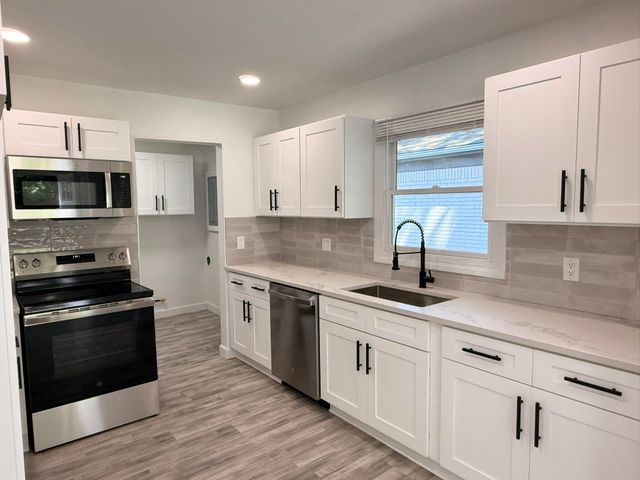 6145 N Dowling Avenue, Westland, MI 48185