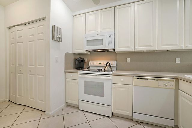 7008 SE Twin Oaks Circle, Stuart, FL 34997