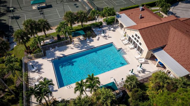 7008 SE Twin Oaks Circle, Stuart, FL 34997