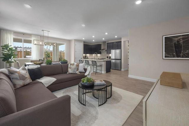 336 Miramar Dr, Lathrop, CA 95330