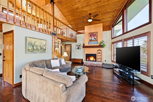 5322 S Island Drive E, Bonney Lake, WA 98391