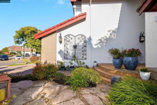 100 Opal Ct, Hercules, CA 94547