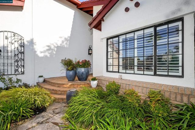 100 Opal Ct, Hercules, CA 94547