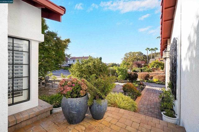 100 Opal Ct, Hercules, CA 94547