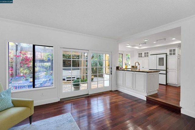 100 Opal Ct, Hercules, CA 94547