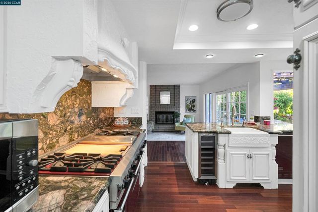100 Opal Ct, Hercules, CA 94547